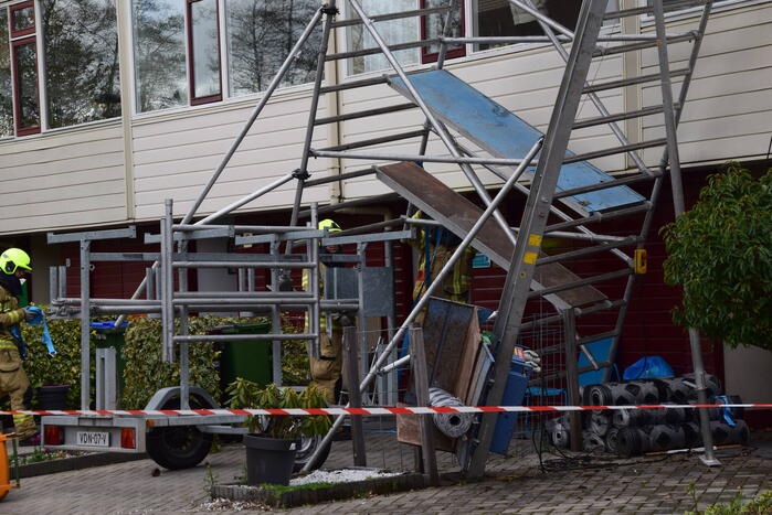 Steiger en bouwlift dreigt op auto te vallen