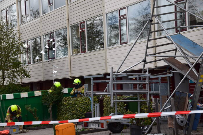 Steiger en bouwlift dreigt op auto te vallen
