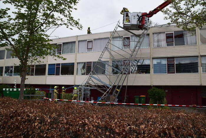 Steiger en bouwlift dreigt op auto te vallen