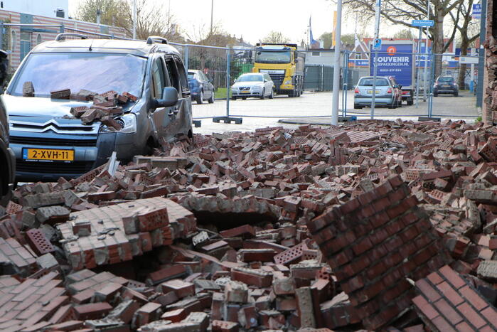 Voertuigen beschadigd na instorten gevel door storm