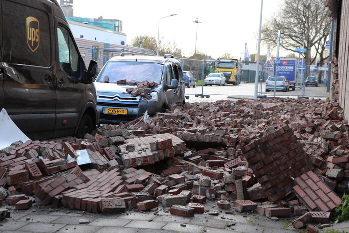 Voertuigen beschadigd na instorten gevel door storm