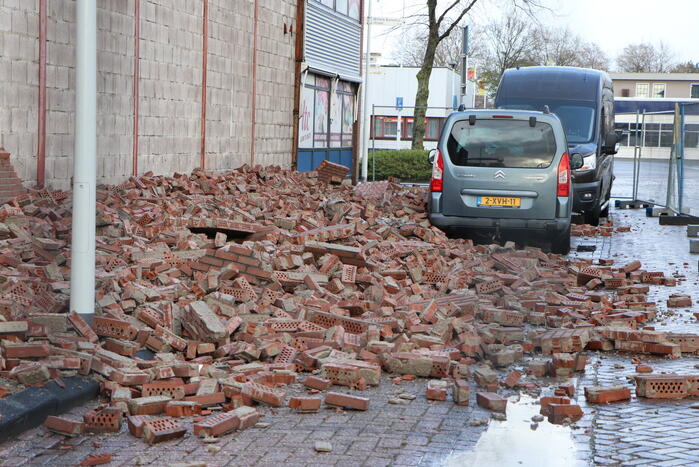 Voertuigen beschadigd na instorten gevel door storm
