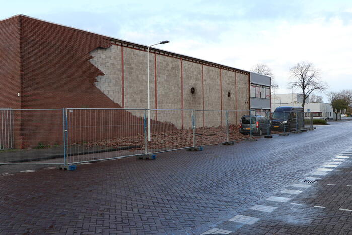 Voertuigen beschadigd na instorten gevel door storm
