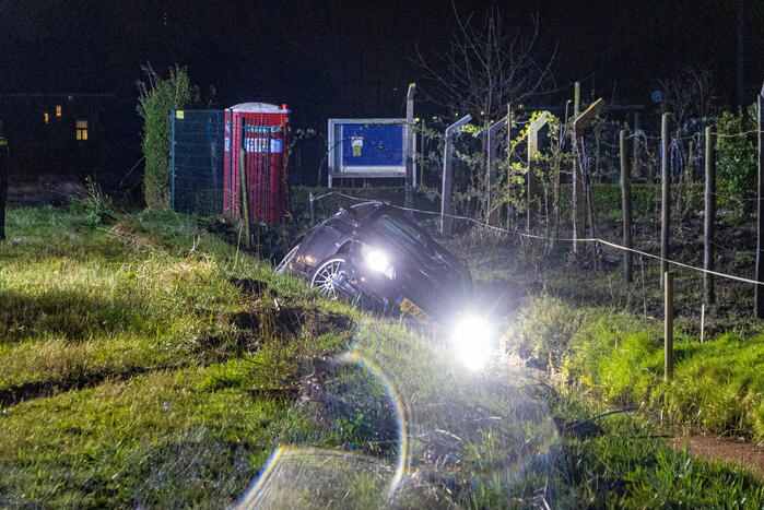 Auto belandt in sloot na wilde achtervolging