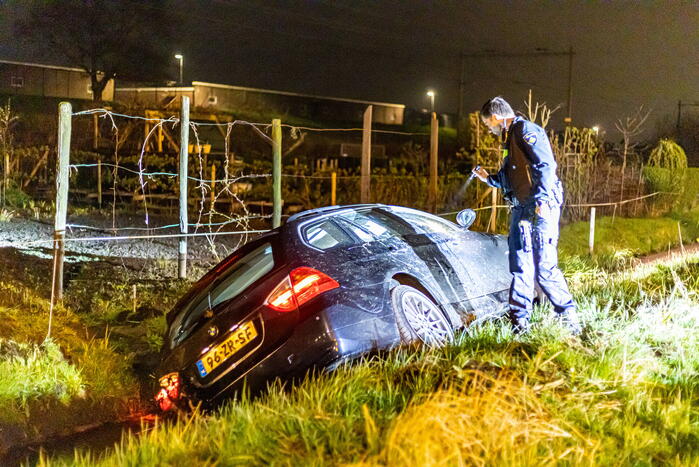 Auto belandt in sloot na wilde achtervolging