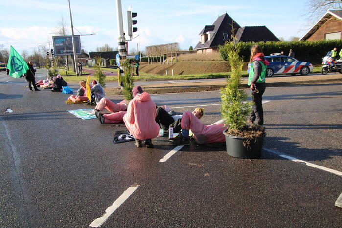 Extinction Rebellion voert actie bij vliegbasis Leeuwarden