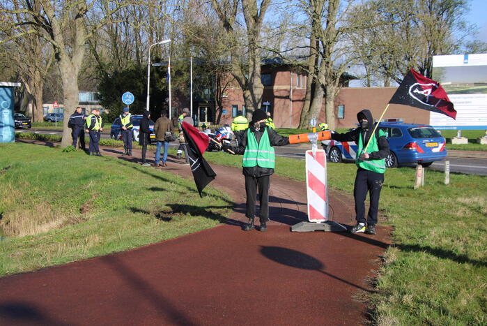 Extinction Rebellion voert actie bij vliegbasis Leeuwarden