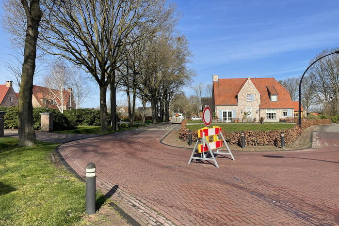 Weg afgesloten door waterleidingbreuk