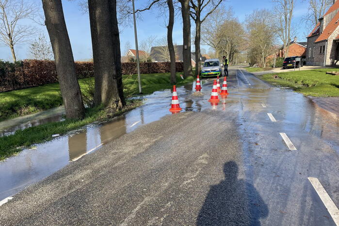 Weg afgesloten door waterleidingbreuk
