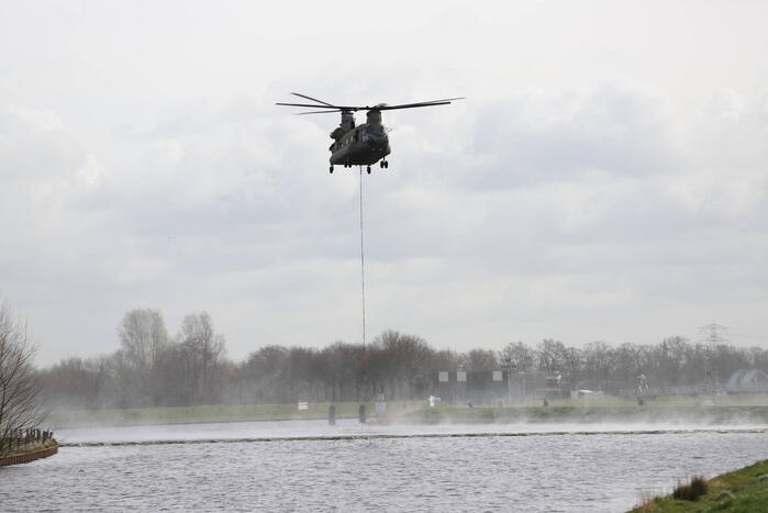 Transporthelikopters van de luchtmacht oefenen bij de Eem