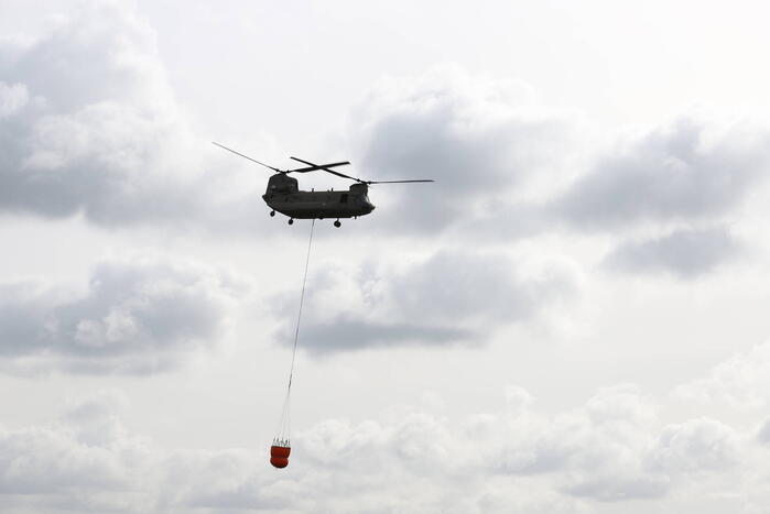 Transporthelikopters van de luchtmacht oefenen bij de Eem
