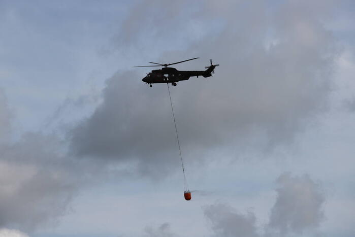 Transporthelikopters van de luchtmacht oefenen bij de Eem