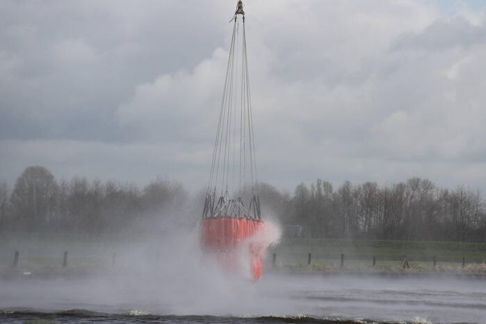 Transporthelikopters van de luchtmacht oefenen bij de Eem