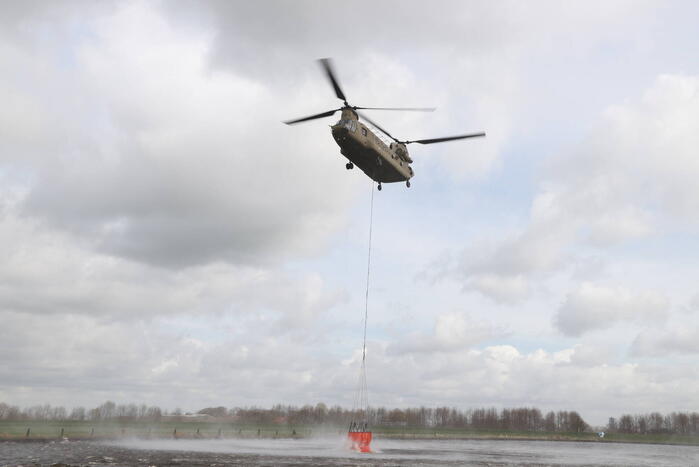 Transporthelikopters van de luchtmacht oefenen bij de Eem