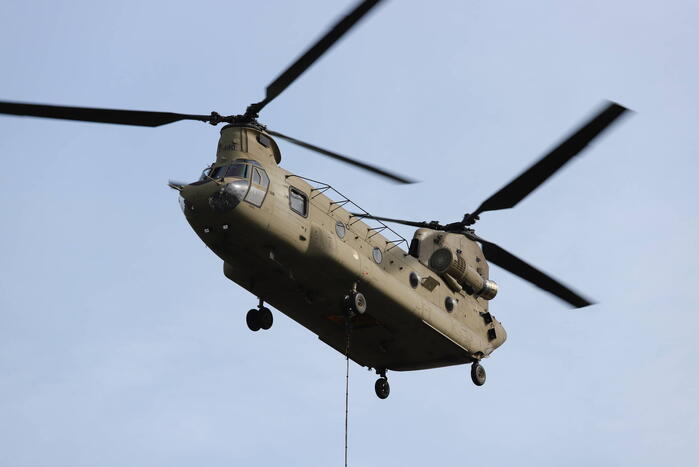 Transporthelikopters van de luchtmacht oefenen bij de Eem