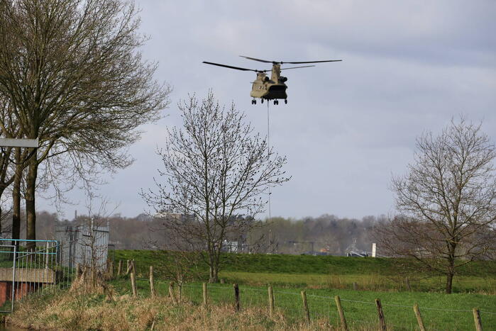 Transporthelikopters van de luchtmacht oefenen bij de Eem