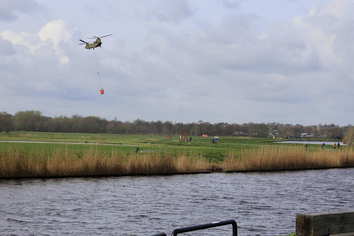 Transporthelikopters van de luchtmacht oefenen bij de Eem