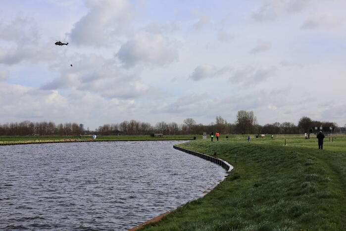 Transporthelikopters van de luchtmacht oefenen bij de Eem