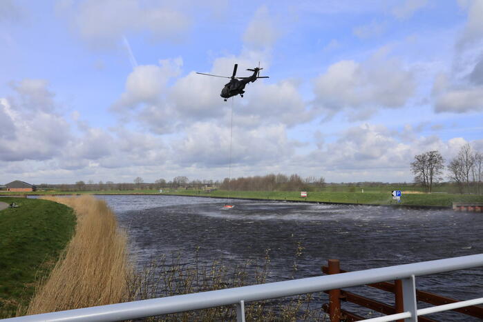 Transporthelikopters van de luchtmacht oefenen bij de Eem