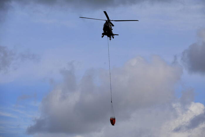 Transporthelikopters van de luchtmacht oefenen bij de Eem