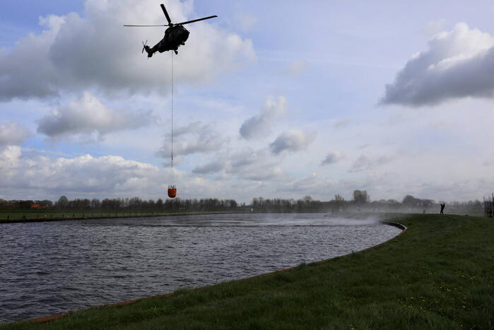Transporthelikopters van de luchtmacht oefenen bij de Eem