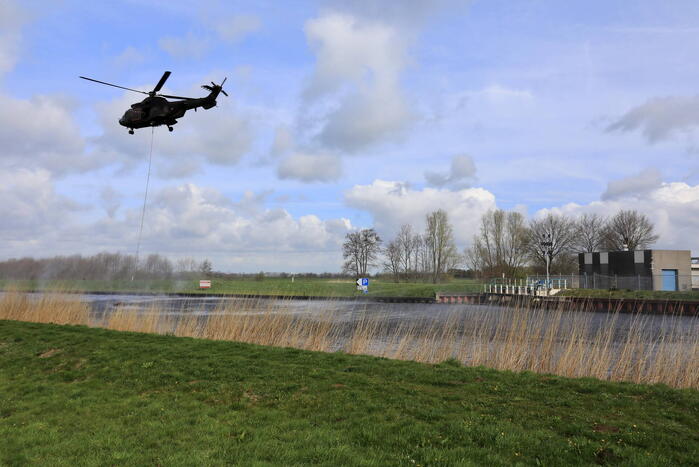 Transporthelikopters van de luchtmacht oefenen bij de Eem