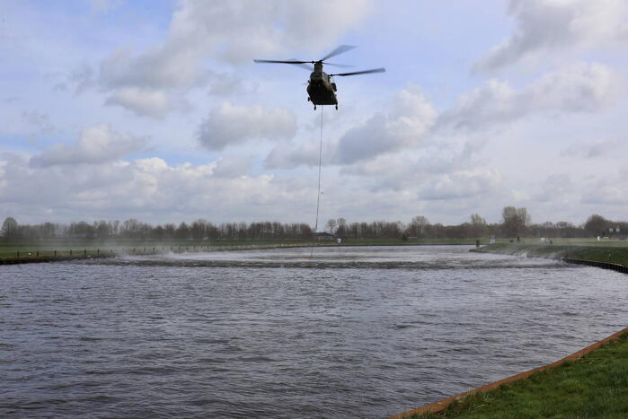 Transporthelikopters van de luchtmacht oefenen bij de Eem