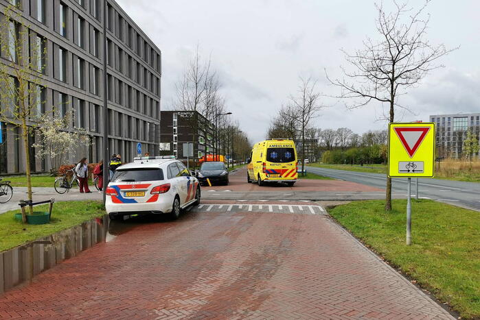 Overstekende fietser aangereden door auto
