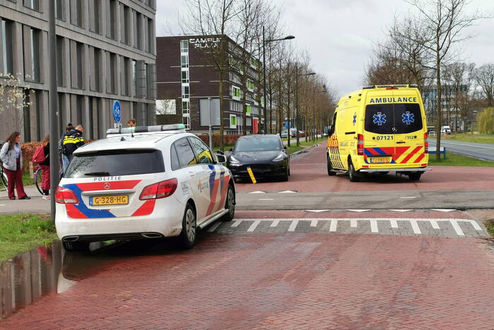 Overstekende fietser aangereden door auto