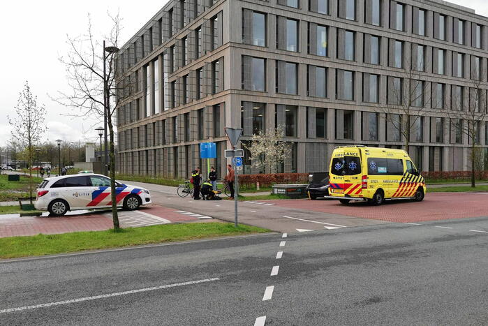 Overstekende fietser aangereden door auto