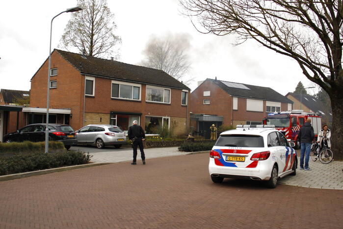 Veel rook bij brand achter woning