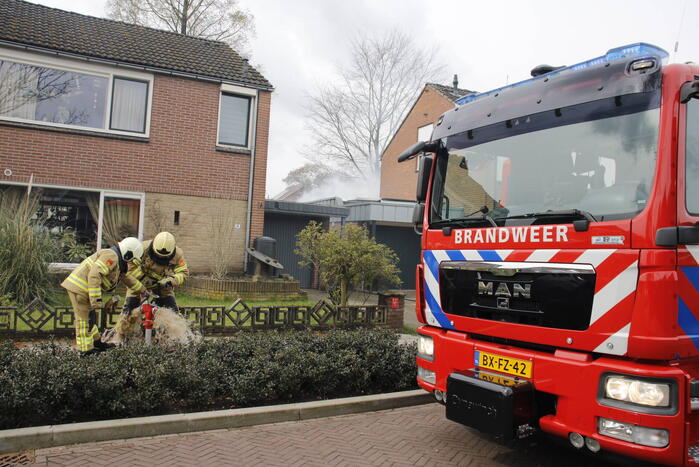 Veel rook bij brand achter woning