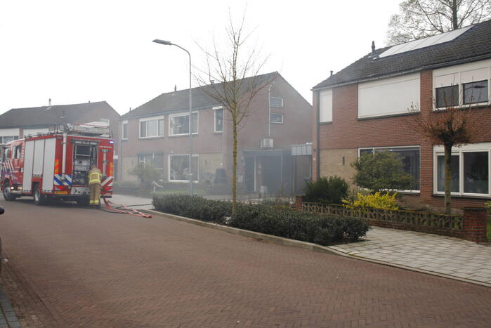 Veel rook bij brand achter woning