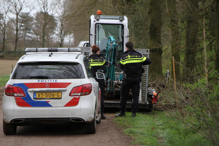 Agenten spreken man op dumping van tuinafval