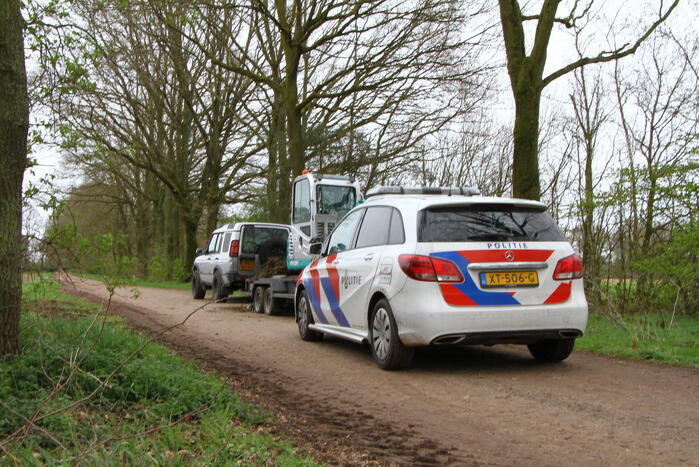 Agenten spreken man op dumping van tuinafval