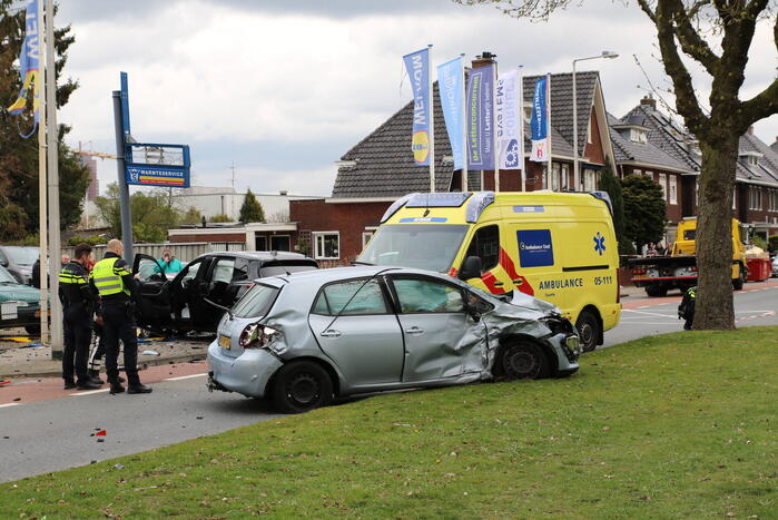 Flinke ravage na aanrijding op kruispunt