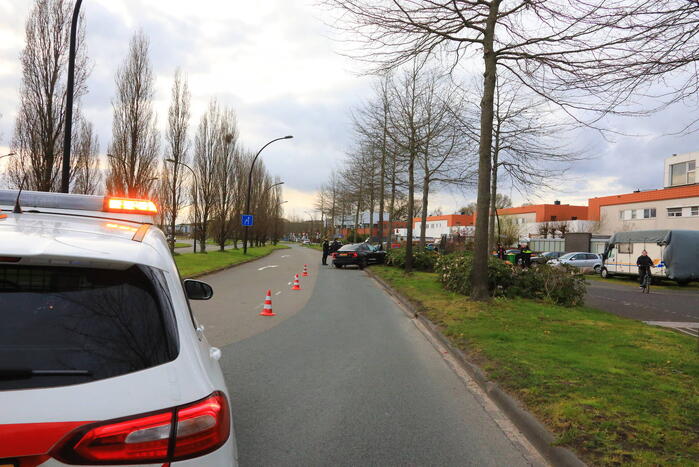 Auto vliegt uit de bocht en botst op boom