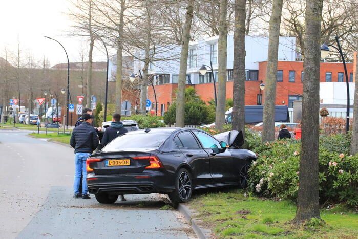 Auto vliegt uit de bocht en botst op boom