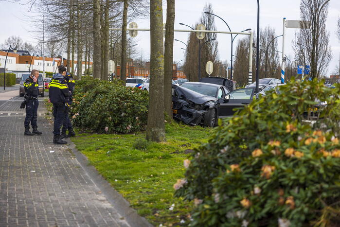 Auto vliegt uit de bocht en botst op boom