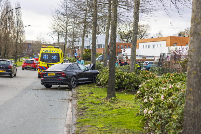 Auto vliegt uit de bocht en botst op boom