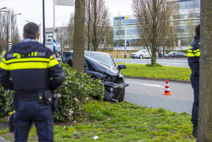 Auto vliegt uit de bocht en botst op boom