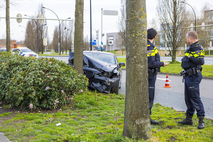 Auto vliegt uit de bocht en botst op boom
