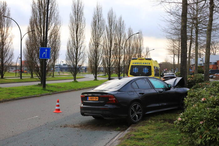 Auto vliegt uit de bocht en botst op boom