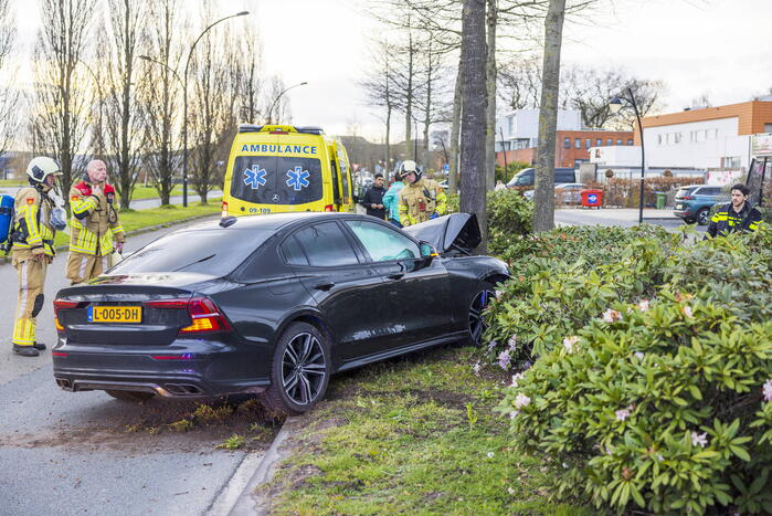 Auto vliegt uit de bocht en botst op boom