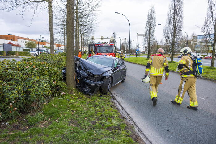 Auto vliegt uit de bocht en botst op boom