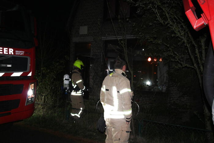 Brandweer blust schoorsteenbrand