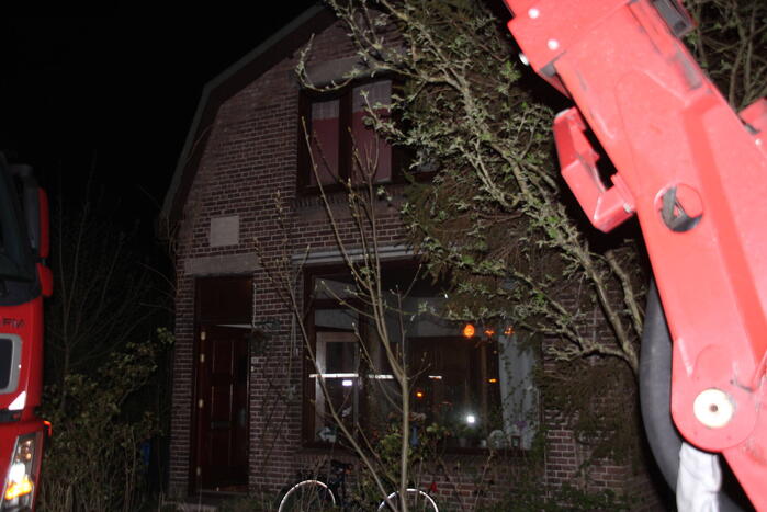 Brandweer blust schoorsteenbrand