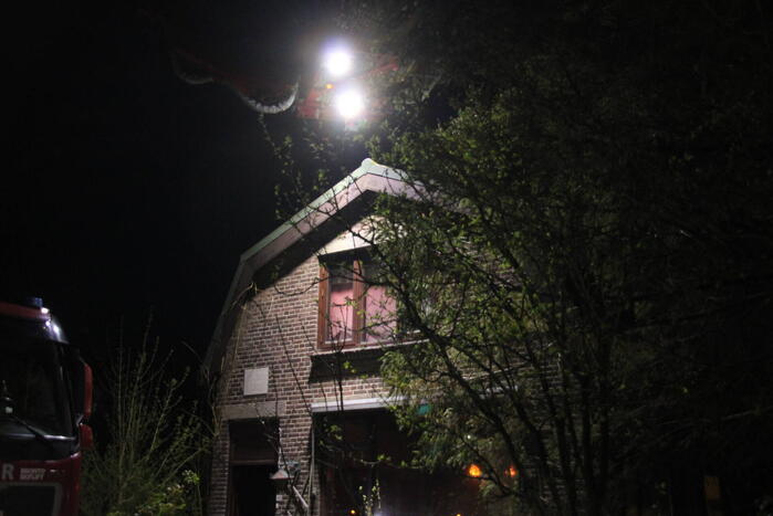 Brandweer blust schoorsteenbrand