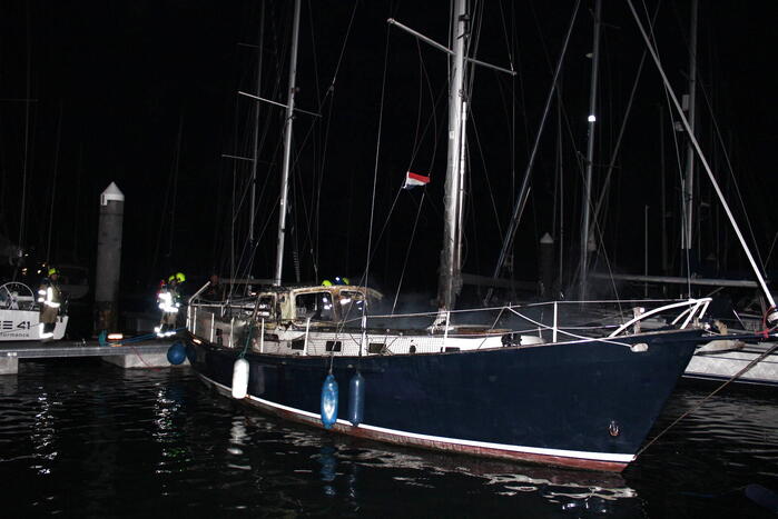 Uitslaande brand in zeiljacht