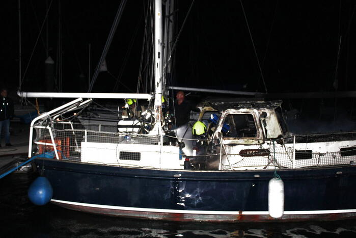 Uitslaande brand in zeiljacht
